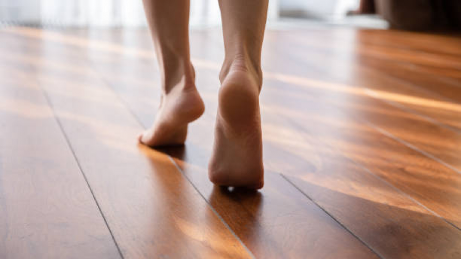 Kích thích huyệt đạo bàn chân bằng cách đi chân trần 
